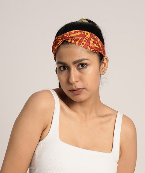 Knotted elastic headband made from recycled sari fabric, representing conscious clothing, circular fashion, and sustainable women’s clothing.