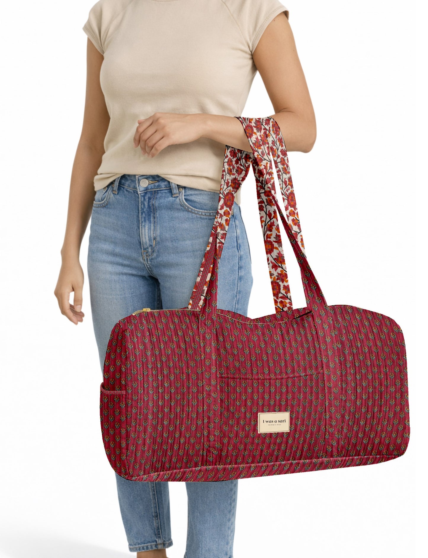 Quilted travel barrel bag with spacious interior and dual handles
Stylish quilted barrel handbag for daily use and short trips
Quilted barrel duffle-style bag with zip closure and inner pouch
I was a Sari quilted barrel bag front view showing structured shape
Quilted barrel bag side view highlighting size and handle drop
Open quilted barrel bag showing spacious interior and pouch