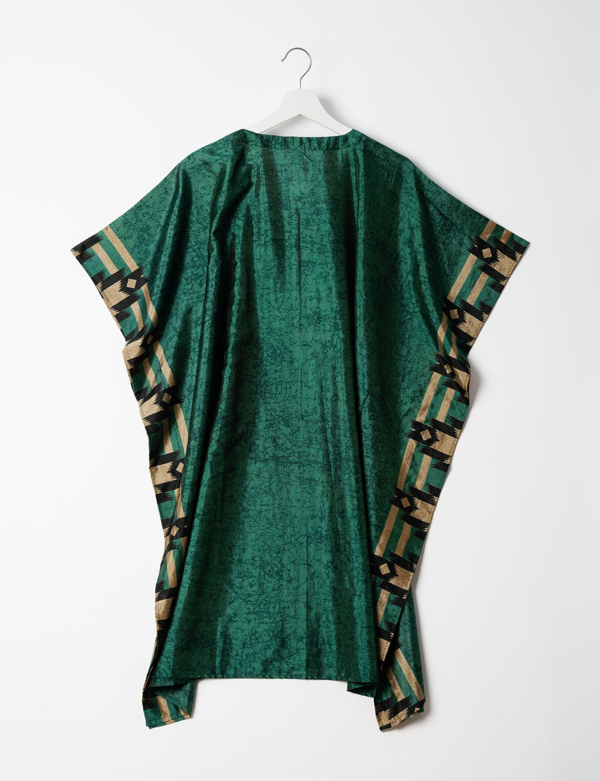 Flowing and festive KAFTAN, an essential for your getaway wardrobe. Versatile for at-home lounging or poolside cocktails. Accessorize with our silk pouches or tote bag for a socially-conscious and stylish look, perfect even for dinner outings. Crafted from sustainable materials, this eco-friendly kaftan adds a touch of conscious fashion to your style.