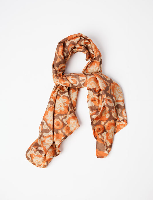 Chic and eco-friendly FOULARD square scarves, perfect for dressing up any outfit. Versatile styling around the head or neck for sunny days outdoors and evenings indoors, in warm and cooler climes. Ethical, eco-friendly, and stylish accessories to elevate your sustainable fashion game.