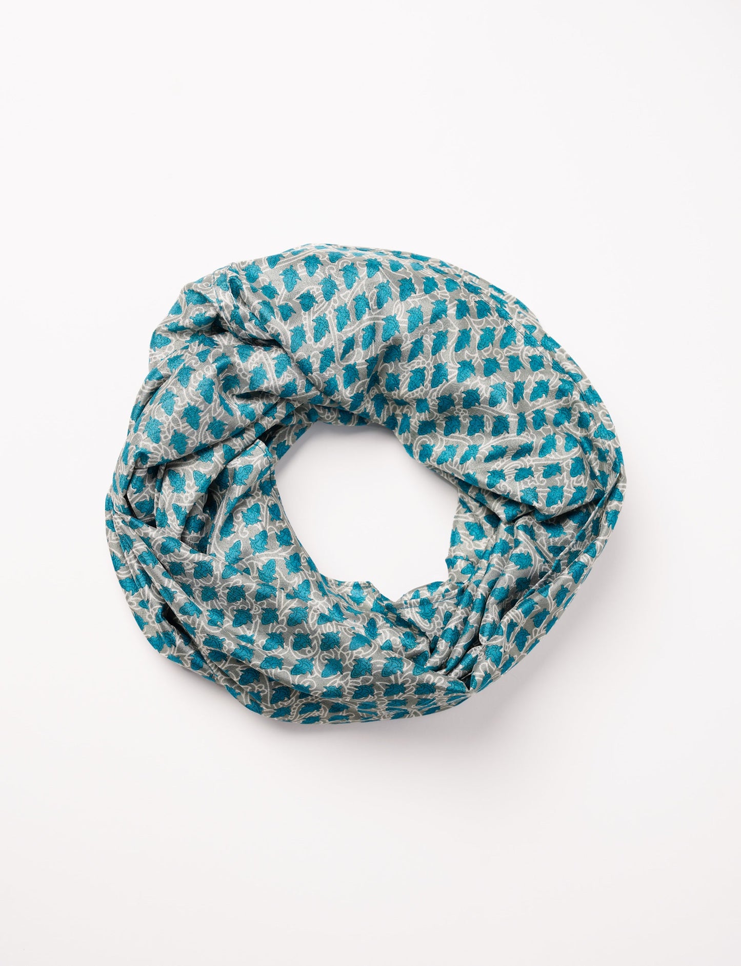 Sustainable style embraces you with our LOOP SCARF – an infinity-style scarf crafted from vibrant, pattern-rich saris. Handcrafted by experienced Mumbai-based artisans, this versatile scarf can be worn looped once or twice around your neck or as a head-wrap. From laid-back beach vacations to dress-to-impress dinners, this scarf is a timeless accessory.