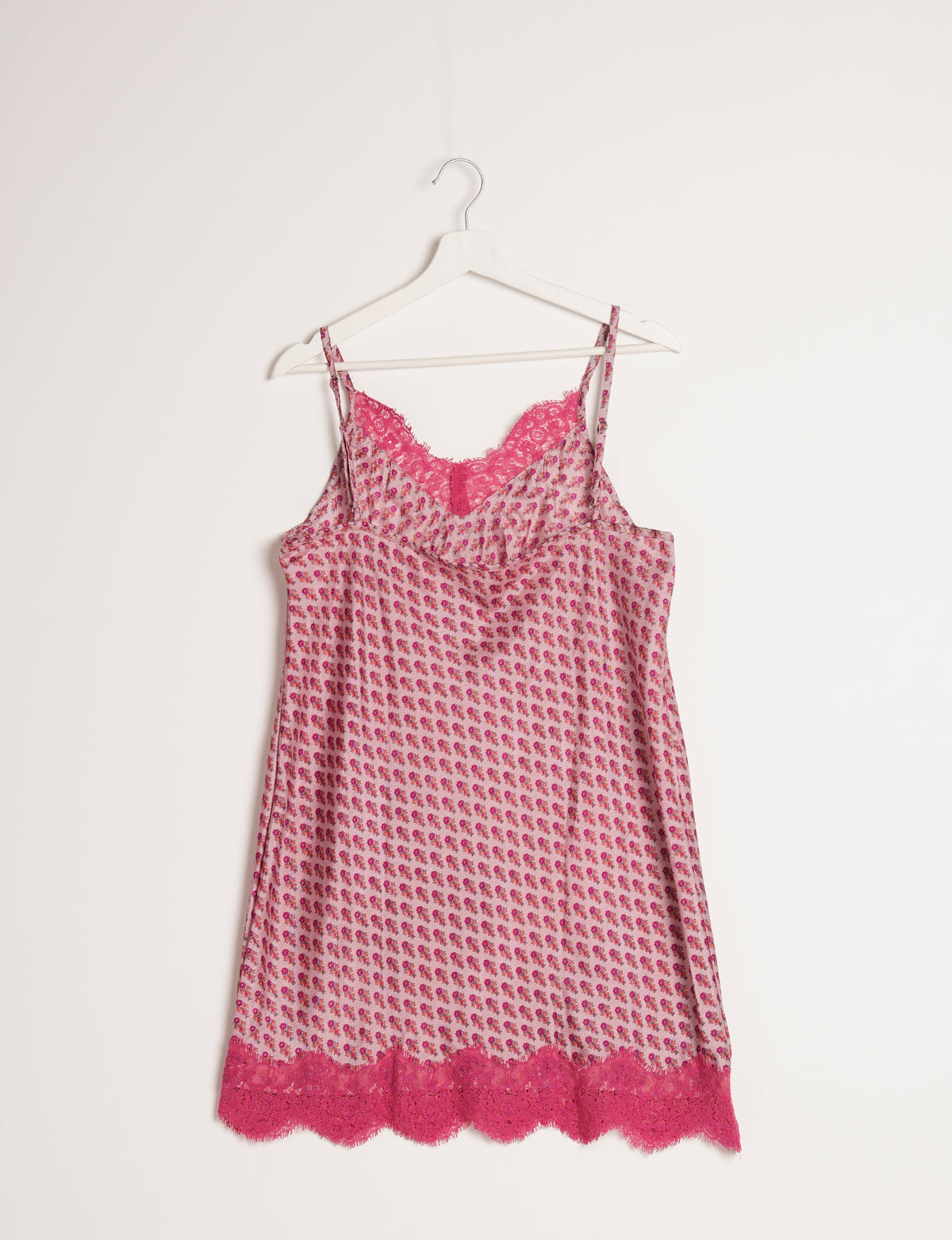 Experience nighttime luxury with our NIGHT DRESS – a true sleeping beauty crafted from upcycled sari fabric by dedicated artisans. Seamlessly combining purpose and comfort, these nightdresses offer a relaxed fit and lightweight material, ideal for sleeping, lounging, or enjoying a tranquil moment sipping coffee on your balcony.