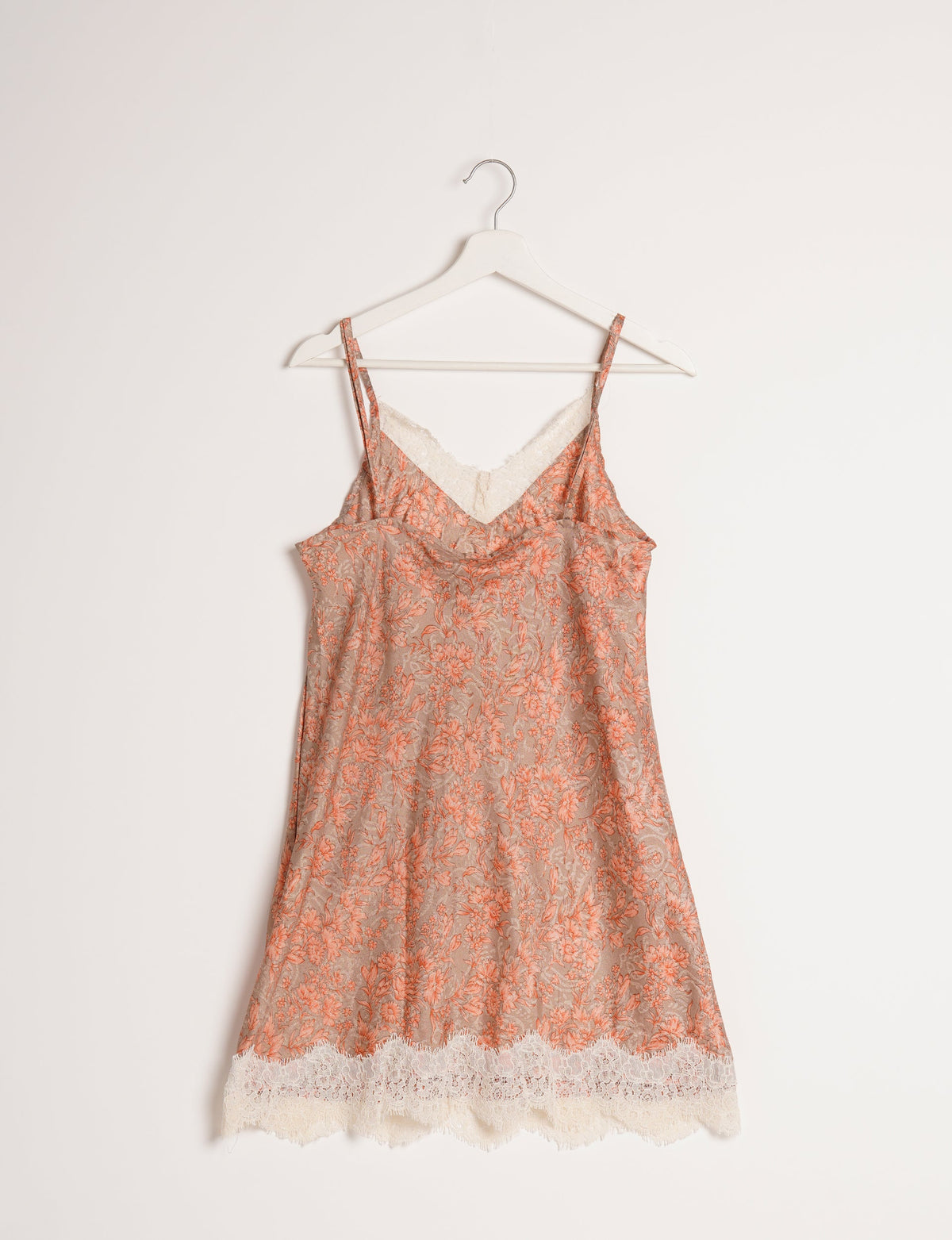 Experience nighttime luxury with our NIGHT DRESS – a true sleeping beauty crafted from upcycled sari fabric by dedicated artisans. Seamlessly combining purpose and comfort, these nightdresses offer a relaxed fit and lightweight material, ideal for sleeping, lounging, or enjoying a tranquil moment sipping coffee on your balcony.