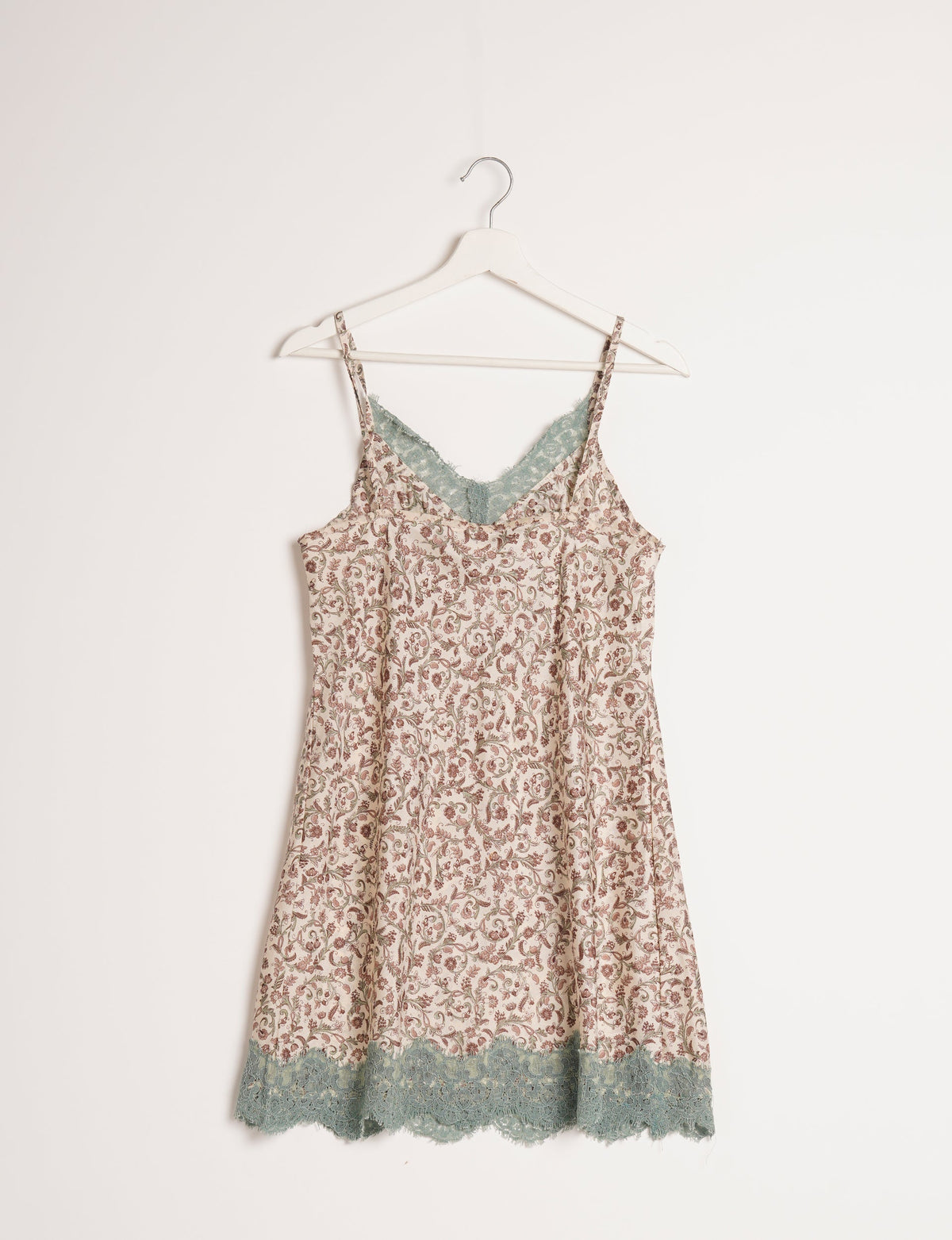 Experience nighttime luxury with our NIGHT DRESS – a true sleeping beauty crafted from upcycled sari fabric by dedicated artisans. Seamlessly combining purpose and comfort, these nightdresses offer a relaxed fit and lightweight material, ideal for sleeping, lounging, or enjoying a tranquil moment sipping coffee on your balcony.