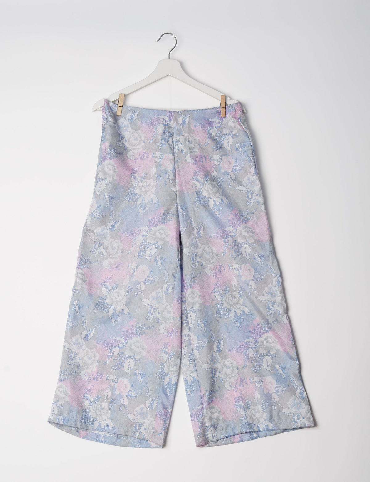Versatile tunic set featuring lace details, made from sustainable materials. Perfect for conscious fashionistas seeking ethical wardrobe options.