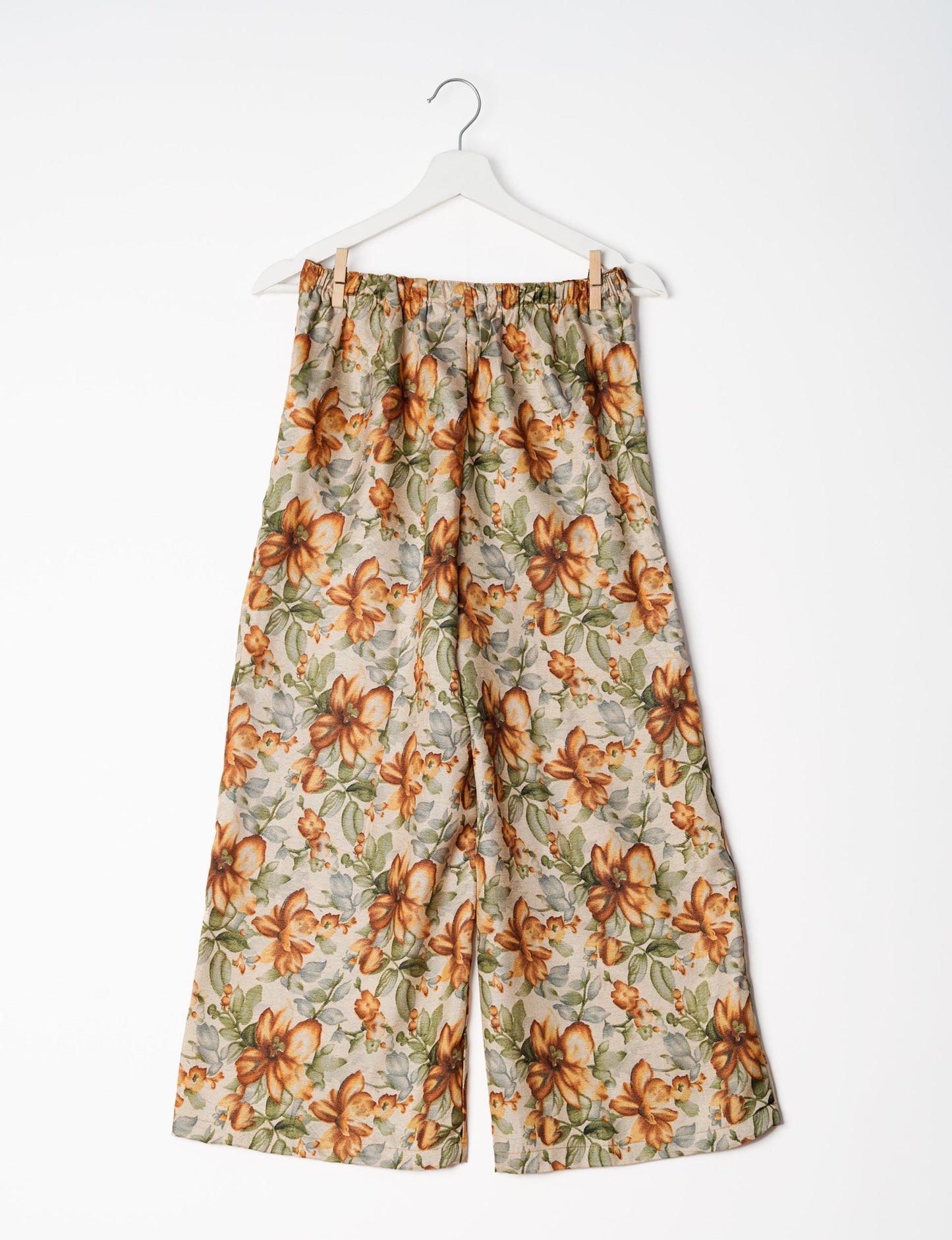 Versatile tunic set featuring lace details, made from sustainable materials. Perfect for conscious fashionistas seeking ethical wardrobe options.