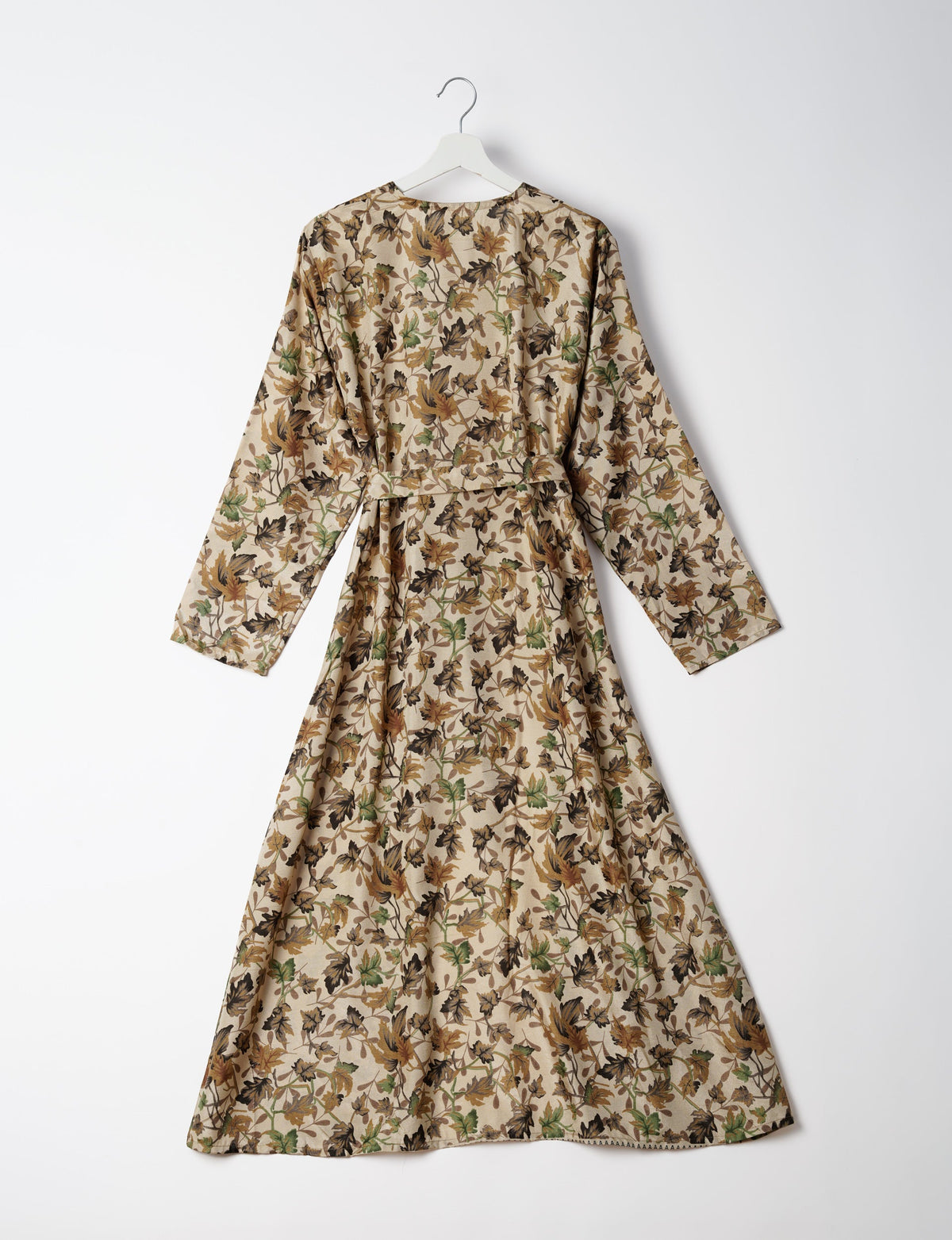Beach robe made from upcycled saris, embodying ethical and sustainable fashion principles. Perfect for eco-conscious beachgoers and mindful living enthusiasts.