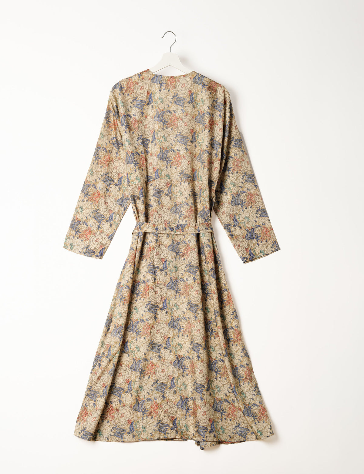 Beach robe made from upcycled saris, embodying ethical and sustainable fashion principles. Perfect for eco-conscious beachgoers and mindful living enthusiasts.
