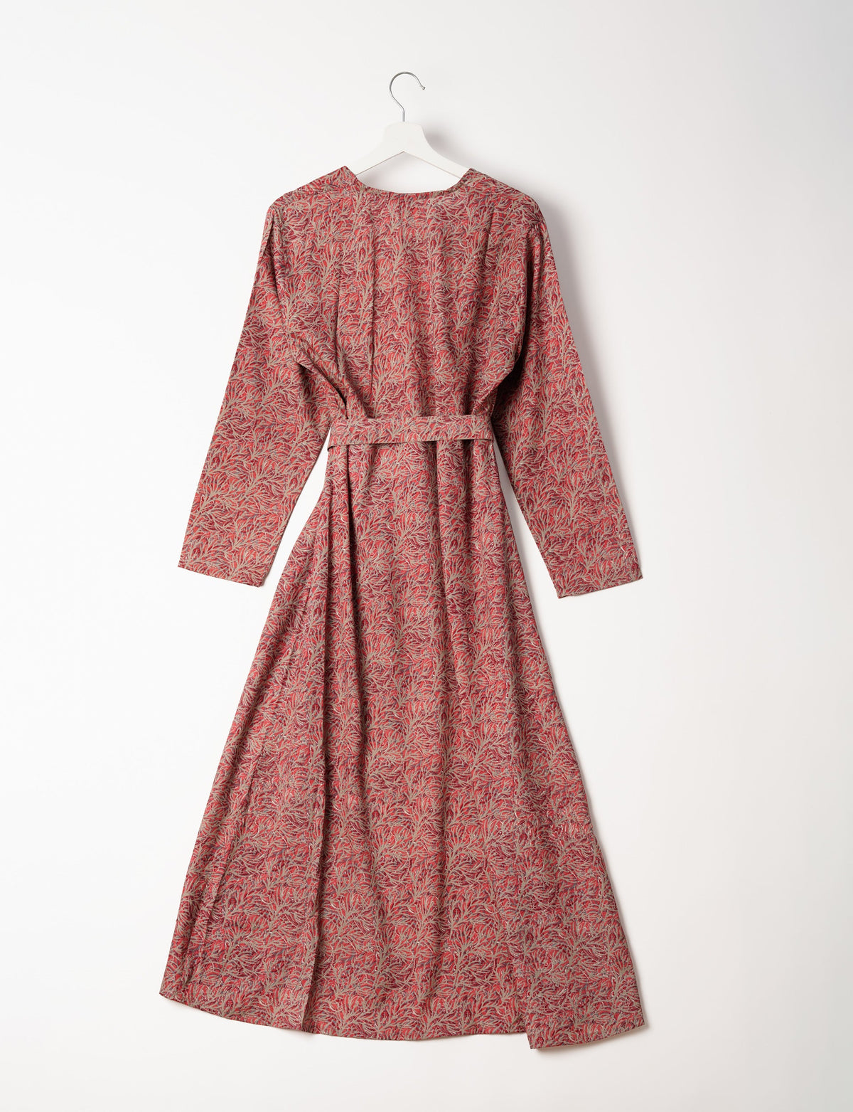 Beach robe made from upcycled saris, embodying ethical and sustainable fashion principles. Perfect for eco-conscious beachgoers and mindful living enthusiasts.