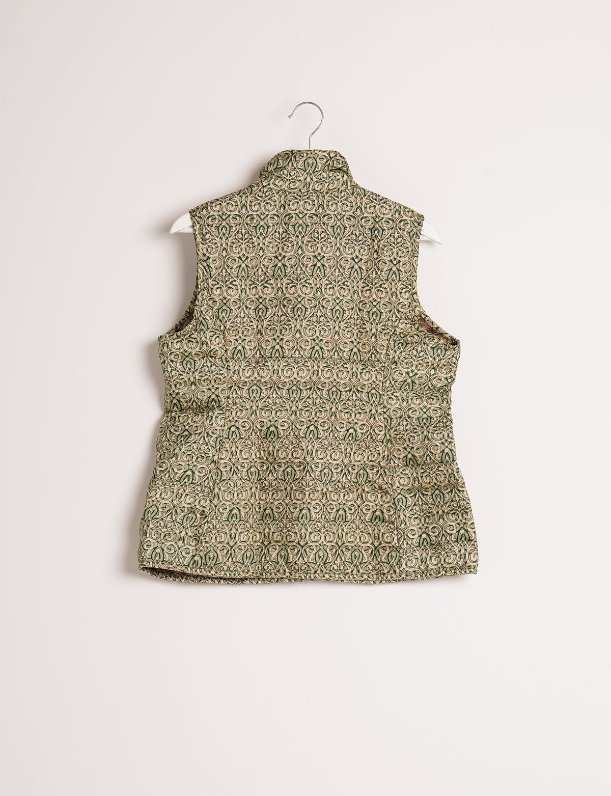 Elevate your style with our QUILTED GILET, crafted from upcycled tropical saris. This sleeveless jacket, with its quilted warmth, is perfect for layering over tees or sweaters. Choose ethical, green fashion and experience the comfort of sustainable living with a touch of home.