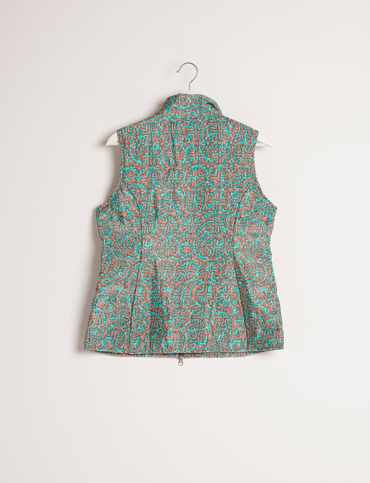 Elevate your style with our QUILTED GILET, crafted from upcycled tropical saris. This sleeveless jacket, with its quilted warmth, is perfect for layering over tees or sweaters. Choose ethical, green fashion and experience the comfort of sustainable living with a touch of home.