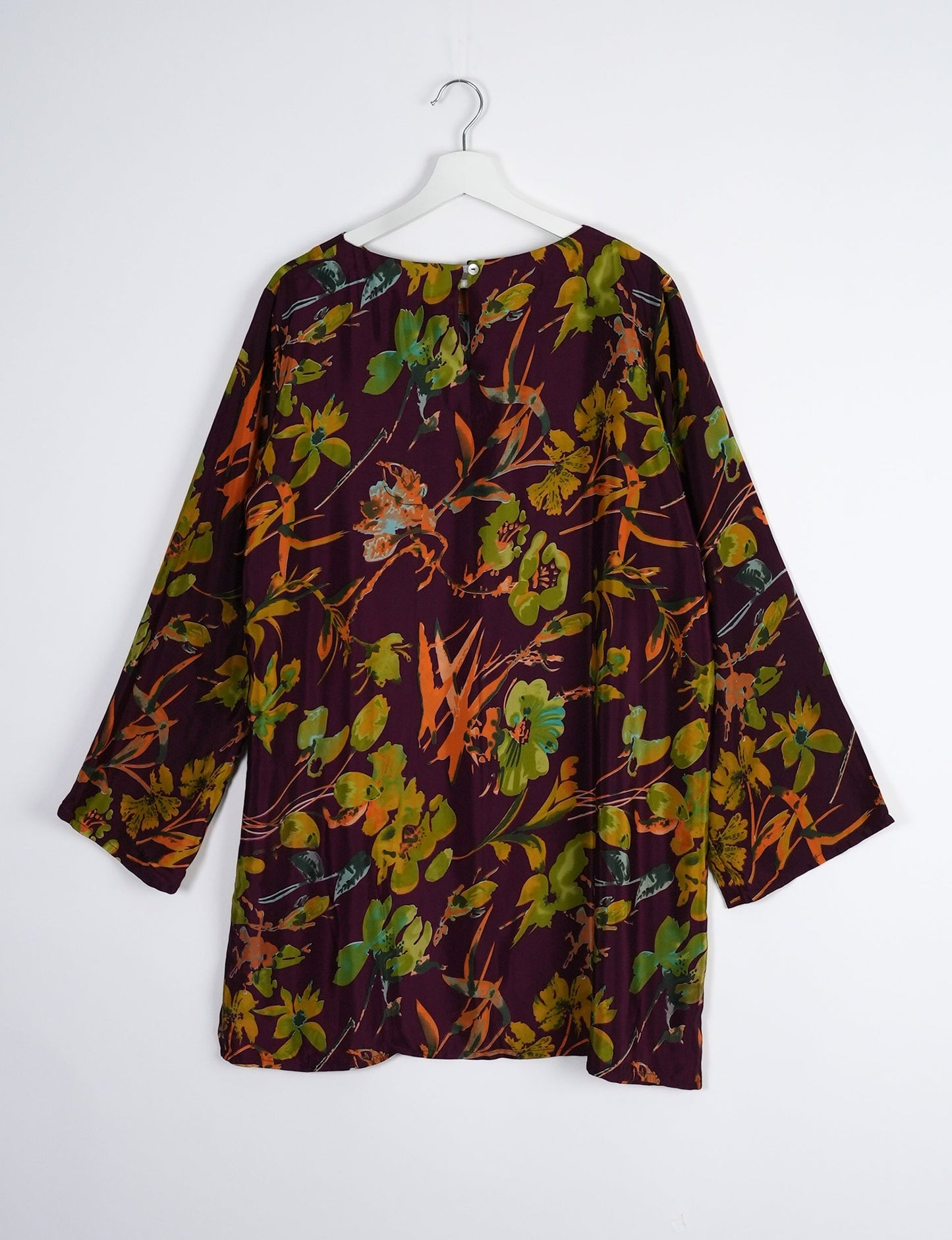 Chic and conscious, our A-line mini swing dress is a must-have in sustainable fashion. Adorned with flared sleeves, a keyhole back opening, and a mother of pearl button with twill tape loop. This zero waste, upcycled garment reflects the essence of eco-friendly and ethical clothing.