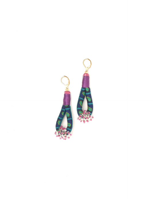 Discover the charm of Beaded Drop Earrings, meticulously crafted by Indian artisans. Recycled cotton rope, sari fabric, and surplus glass beads create an eco-friendly masterpiece. Hypoallergenic metal hooks ensure both style and comfort.