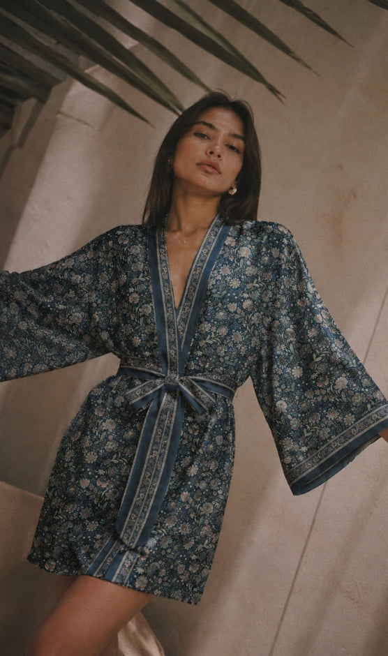 Short kimono robe