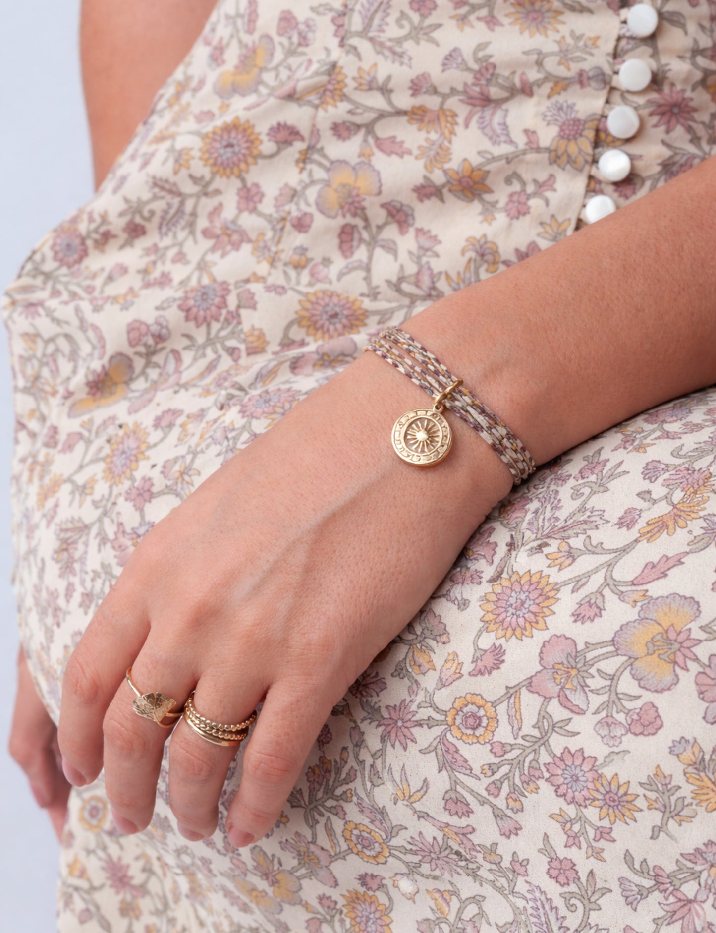 Bracelet cordon avec breloque médaillon soleil - Beige Abstrait