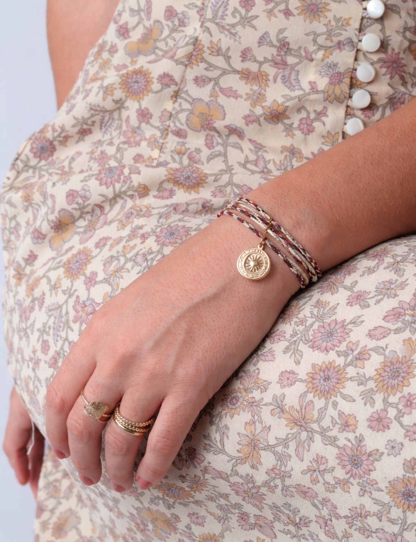 Bracelet cordon avec breloque médaillon soleil - Beige Abstrait