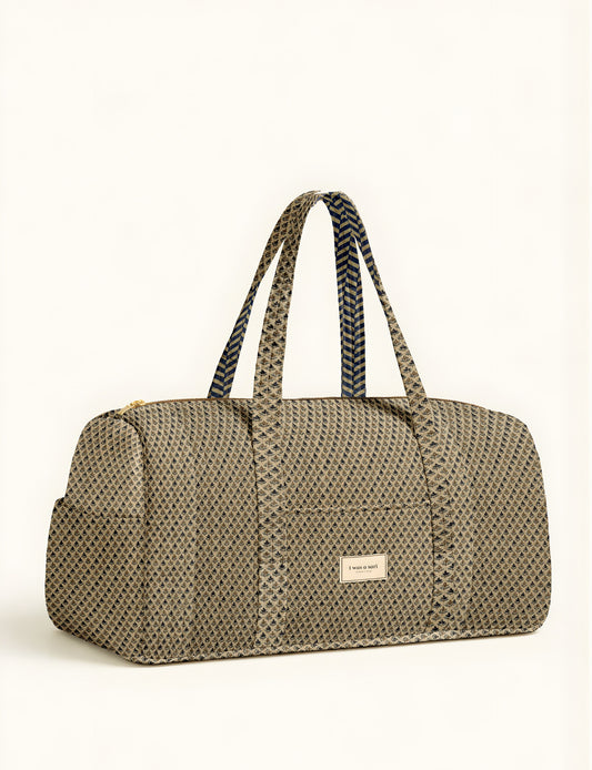 Quilted travel barrel bag with spacious interior and dual handles
Stylish quilted barrel handbag for daily use and short trips
Quilted barrel duffle-style bag with zip closure and inner pouch
I was a Sari quilted barrel bag front view showing structured shape
Quilted barrel bag side view highlighting size and handle drop
Open quilted barrel bag showing spacious interior and pouch