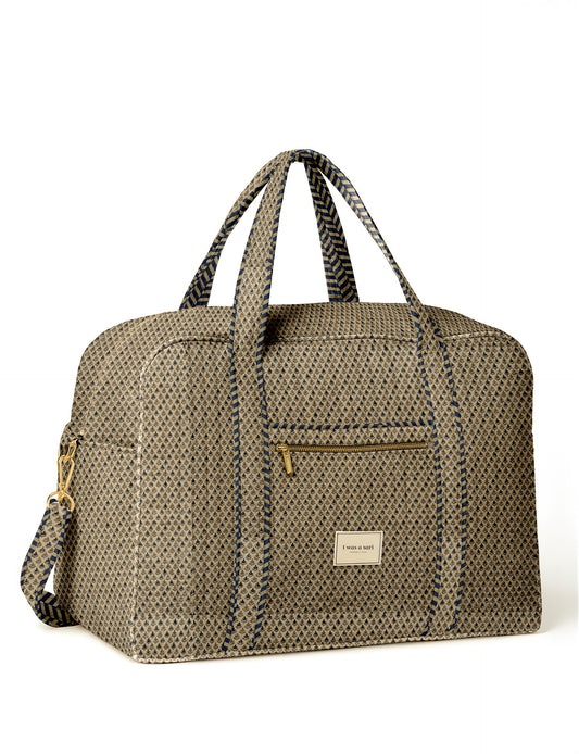 Quilted travel duffle bag with spacious main compartment and zip closure
Stylish quilted duffle bag with dual handles and shoulder strap
Quilted gym and travel bag for everyday use and short trips
I was a Sari quilted duffle bag front view showing structured design
Quilted duffle bag side view with detachable shoulder strap
Open quilted duffle bag showing large storage space inside