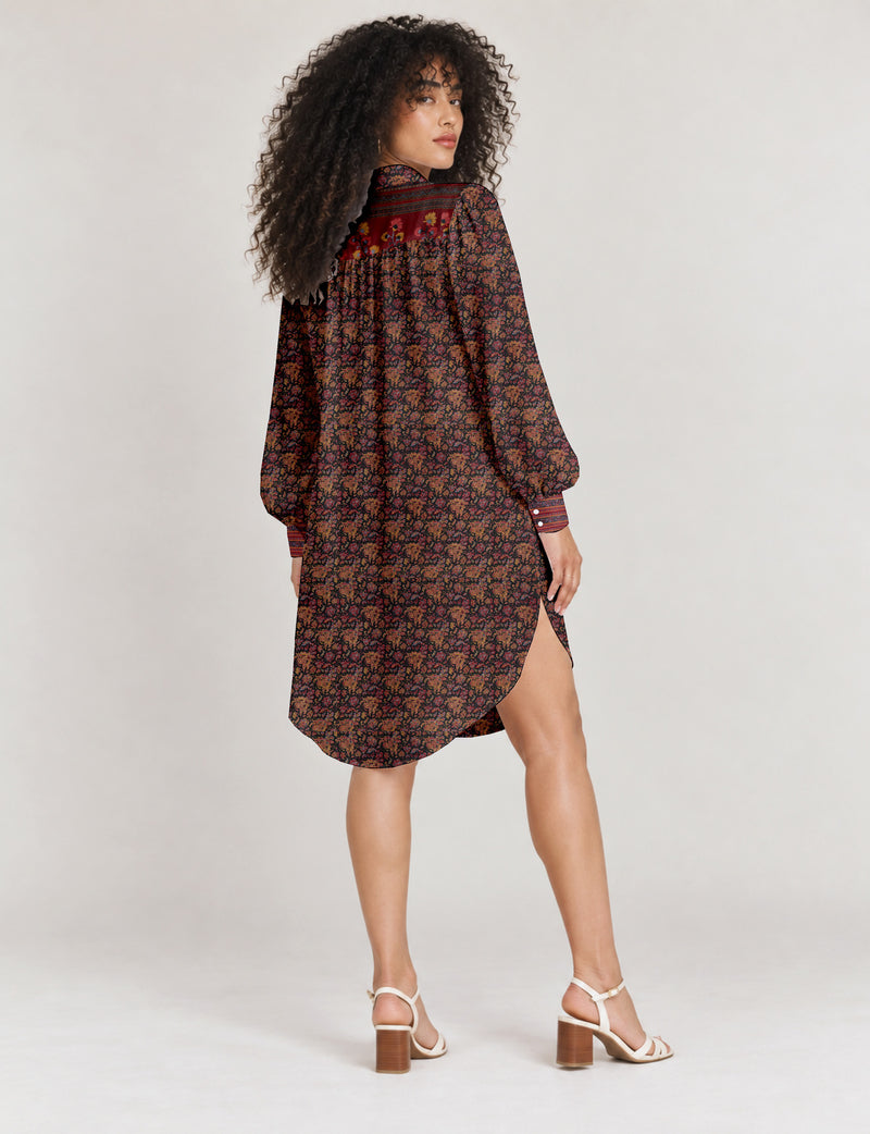 High low shirt with a relaxed fit, button-down front, classic collar, gathered shoulders and full-length blouson sleeves.