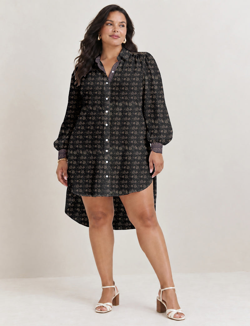 High low shirt with a relaxed fit, button-down front, classic collar, gathered shoulders and full-length blouson sleeves.