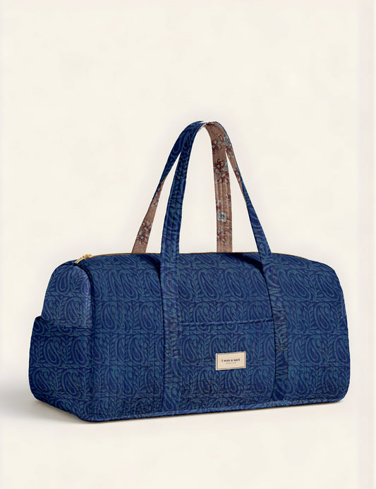 Quilted travel barrel bag with spacious interior and dual handles
Stylish quilted barrel handbag for daily use and short trips
Quilted barrel duffle-style bag with zip closure and inner pouch
I was a Sari quilted barrel bag front view showing structured shape
Quilted barrel bag side view highlighting size and handle drop
Open quilted barrel bag showing spacious interior and pouch