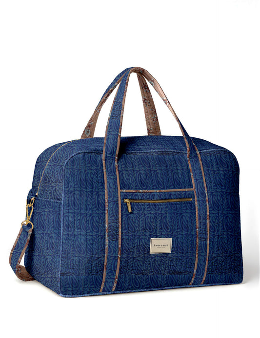 Quilted travel duffle bag with spacious main compartment and zip closure
Stylish quilted duffle bag with dual handles and shoulder strap
Quilted gym and travel bag for everyday use and short trips
I was a Sari quilted duffle bag front view showing structured design
Quilted duffle bag side view with detachable shoulder strap
Open quilted duffle bag showing large storage space inside