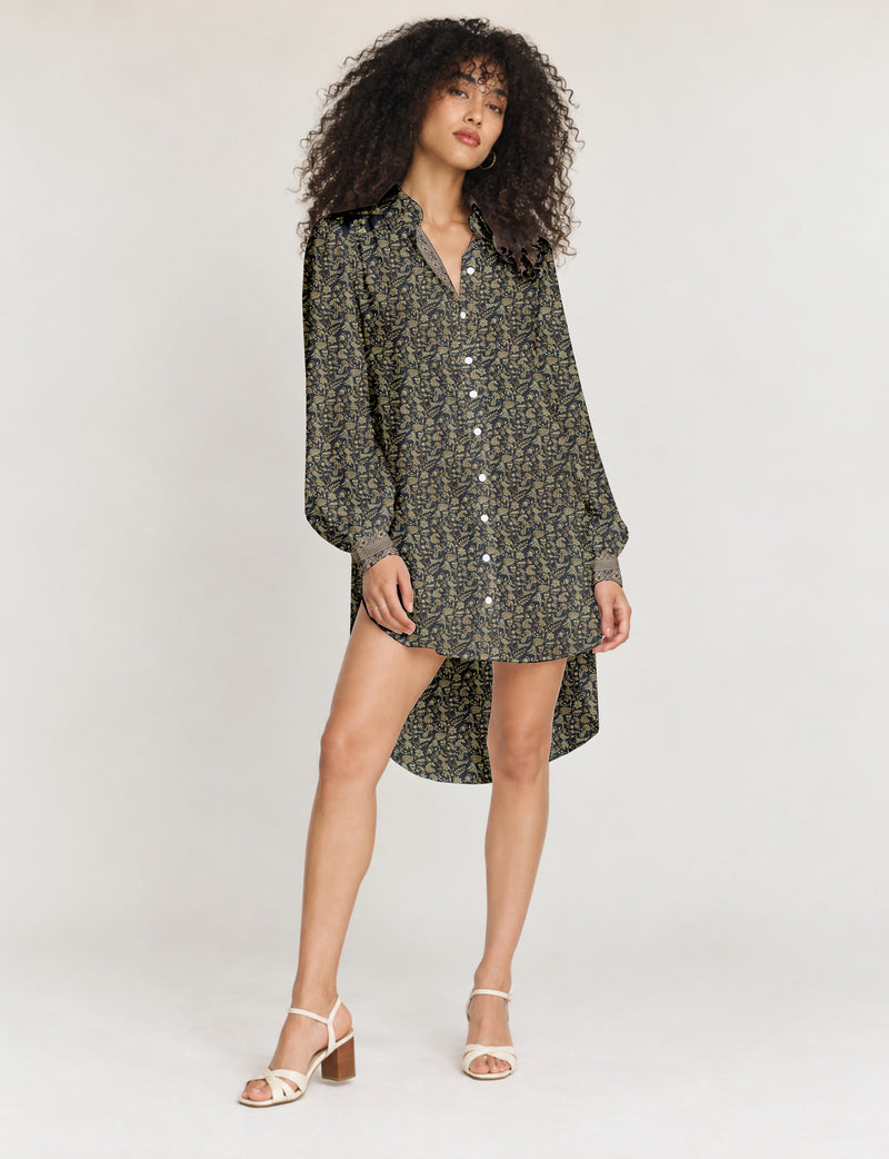 High low shirt with a relaxed fit, button-down front, classic collar, gathered shoulders and full-length blouson sleeves.