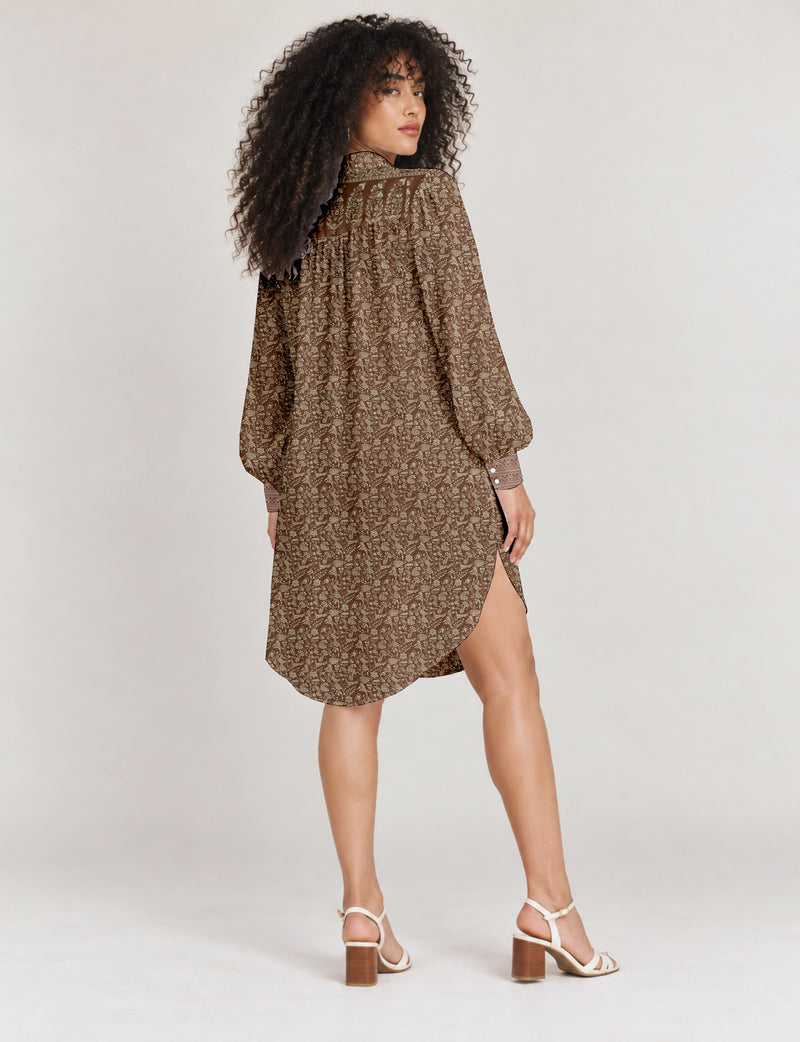 High low shirt with a relaxed fit, button-down front, classic collar, gathered shoulders and full-length blouson sleeves.