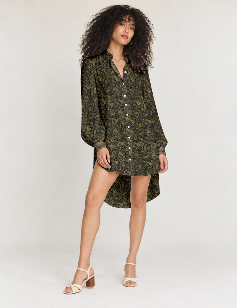 High low shirt with a relaxed fit, button-down front, classic collar, gathered shoulders and full-length blouson sleeves.
