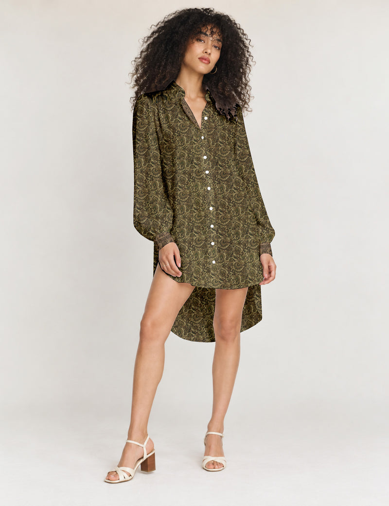High low shirt with a relaxed fit, button-down front, classic collar, gathered shoulders and full-length blouson sleeves.