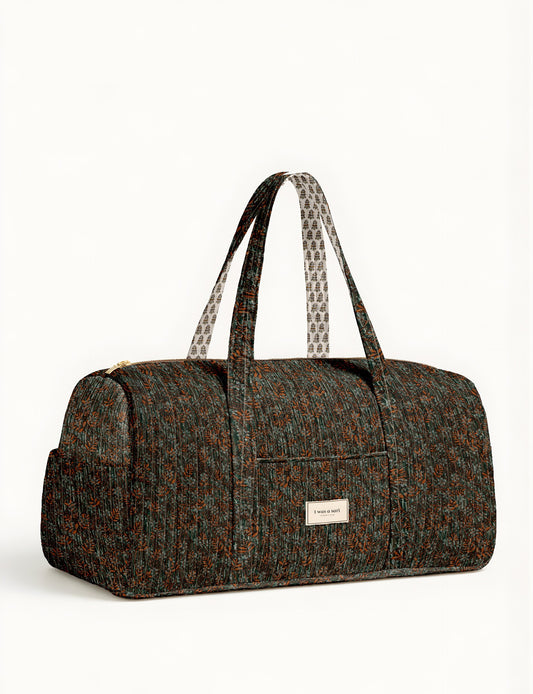 Quilted travel barrel bag with spacious interior and dual handles
Stylish quilted barrel handbag for daily use and short trips
Quilted barrel duffle-style bag with zip closure and inner pouch
I was a Sari quilted barrel bag front view showing structured shape
Quilted barrel bag side view highlighting size and handle drop
Open quilted barrel bag showing spacious interior and pouch