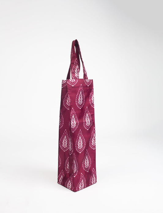 Indulge in eco-conscious wine storage with our Wine Bags, handcrafted from pre-loved saris by Mumbai craftswomen. Sturdy and stylish, these rectangular bags with small handles ensure a leak-free, eco-friendly solution for carrying and storing regular and sparkling wine bottles.