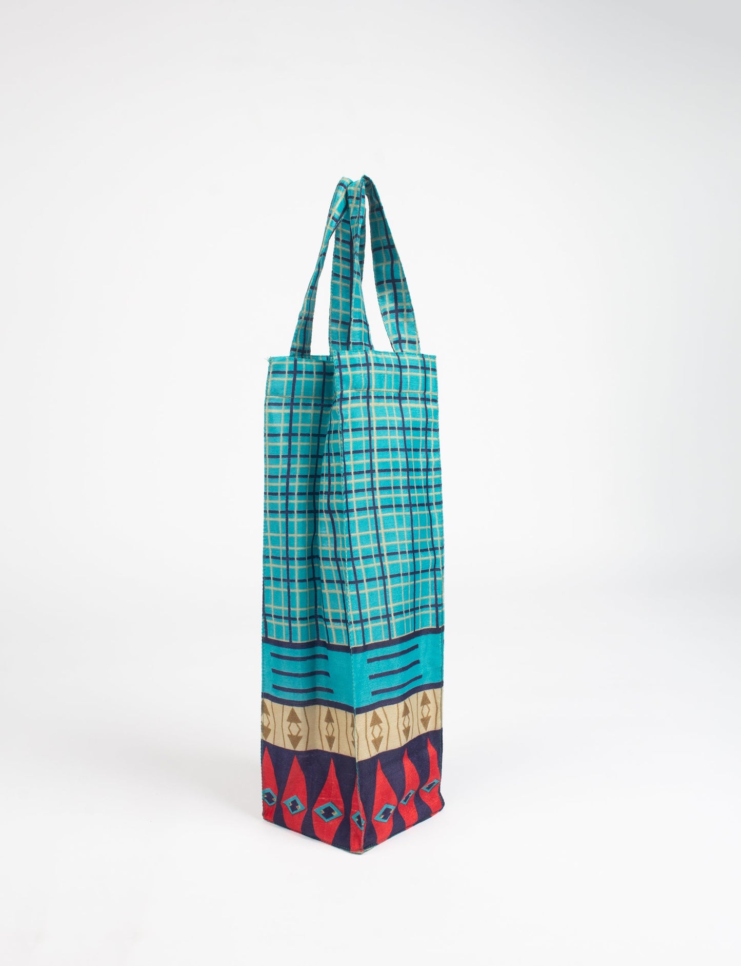 Indulge in eco-conscious wine storage with our Wine Bags, handcrafted from pre-loved saris by Mumbai craftswomen. Sturdy and stylish, these rectangular bags with small handles ensure a leak-free, eco-friendly solution for carrying and storing regular and sparkling wine bottles.