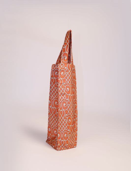 Indulge in eco-conscious wine storage with our Wine Bags, handcrafted from pre-loved saris by Mumbai craftswomen. Sturdy and stylish, these rectangular bags with small handles ensure a leak-free, eco-friendly solution for carrying and storing regular and sparkling wine bottles.