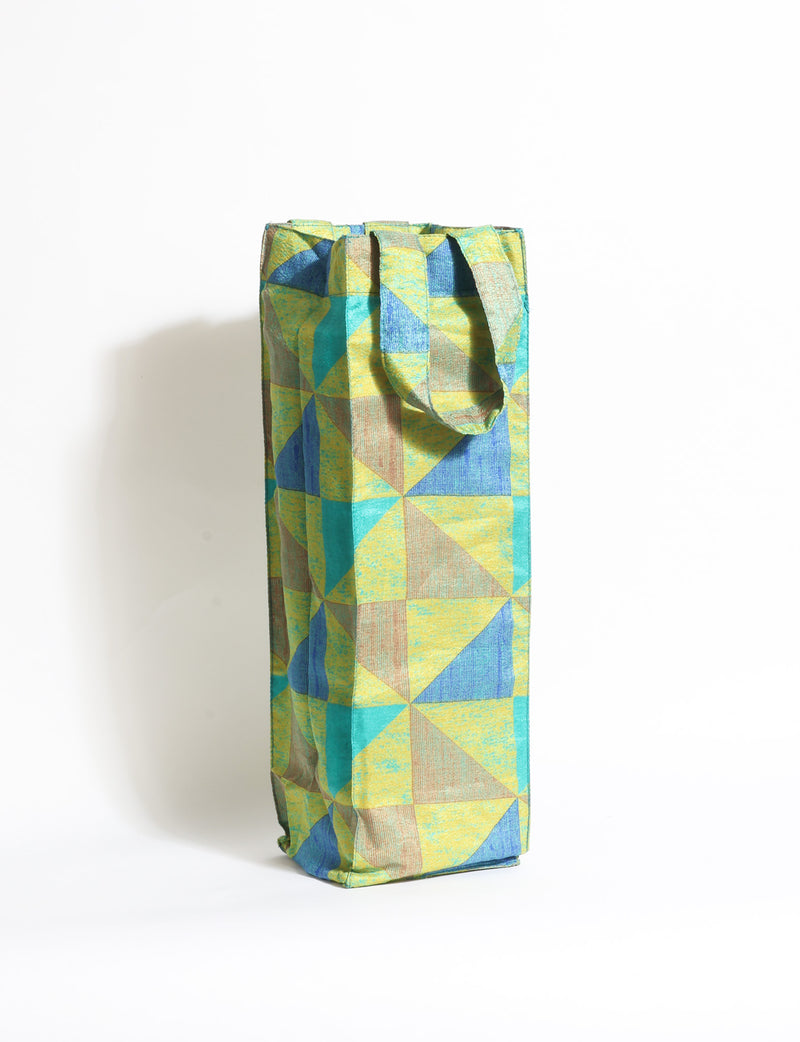 Indulge in eco-conscious wine storage with our Wine Bags, handcrafted from pre-loved saris by Mumbai craftswomen. Sturdy and stylish, these rectangular bags with small handles ensure a leak-free, eco-friendly solution for carrying and storing regular and sparkling wine bottles.