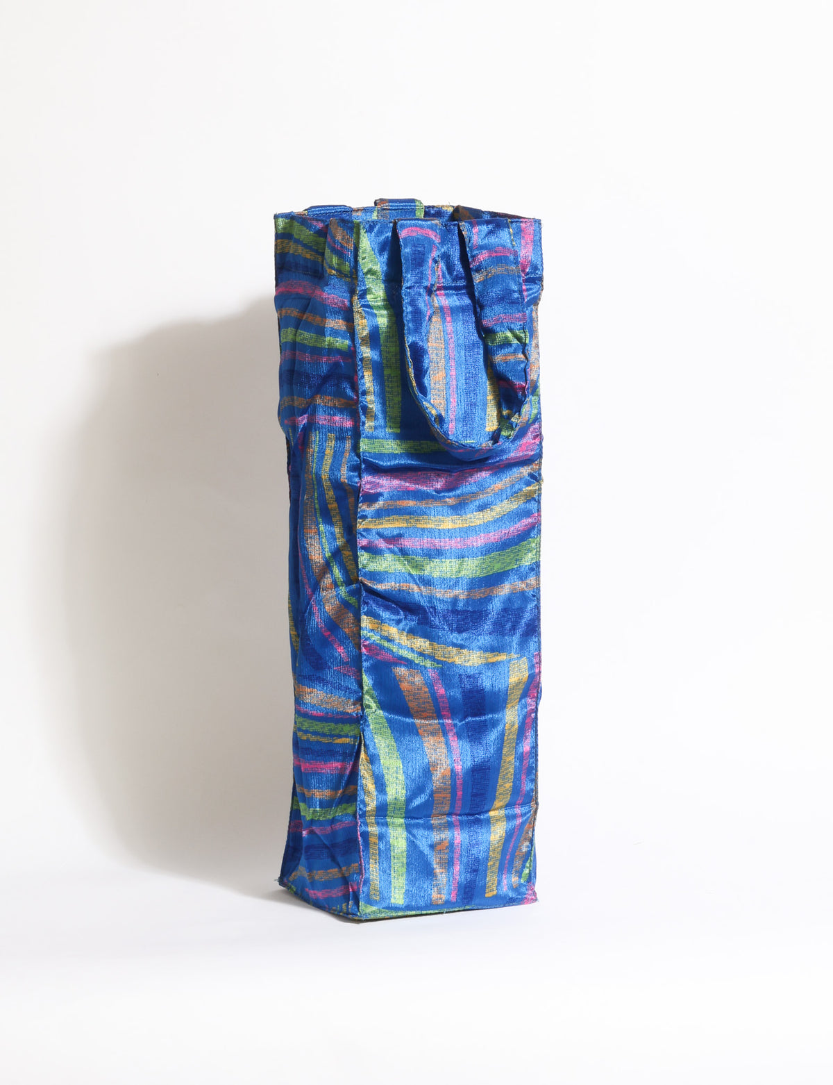 Indulge in eco-conscious wine storage with our Wine Bags, handcrafted from pre-loved saris by Mumbai craftswomen. Sturdy and stylish, these rectangular bags with small handles ensure a leak-free, eco-friendly solution for carrying and storing regular and sparkling wine bottles.
