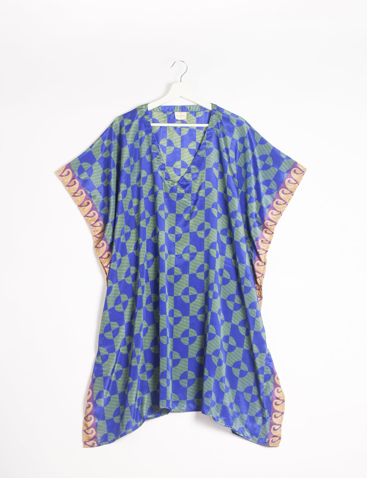 Flowing and festive KAFTAN, an essential for your getaway wardrobe. Versatile for at-home lounging or poolside cocktails. Accessorize with our silk pouches or tote bag for a socially-conscious and stylish look, perfect even for dinner outings. Crafted from sustainable materials, this eco-friendly kaftan adds a touch of conscious fashion to your style.