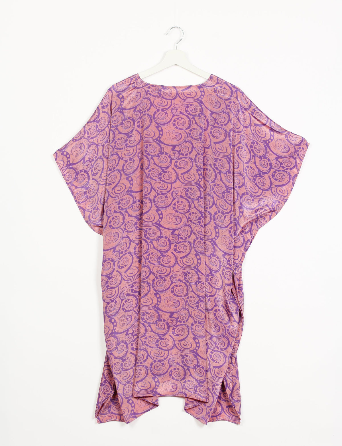 Flowing and festive KAFTAN, an essential for your getaway wardrobe. Versatile for at-home lounging or poolside cocktails. Accessorize with our silk pouches or tote bag for a socially-conscious and stylish look, perfect even for dinner outings. Crafted from sustainable materials, this eco-friendly kaftan adds a touch of conscious fashion to your style.