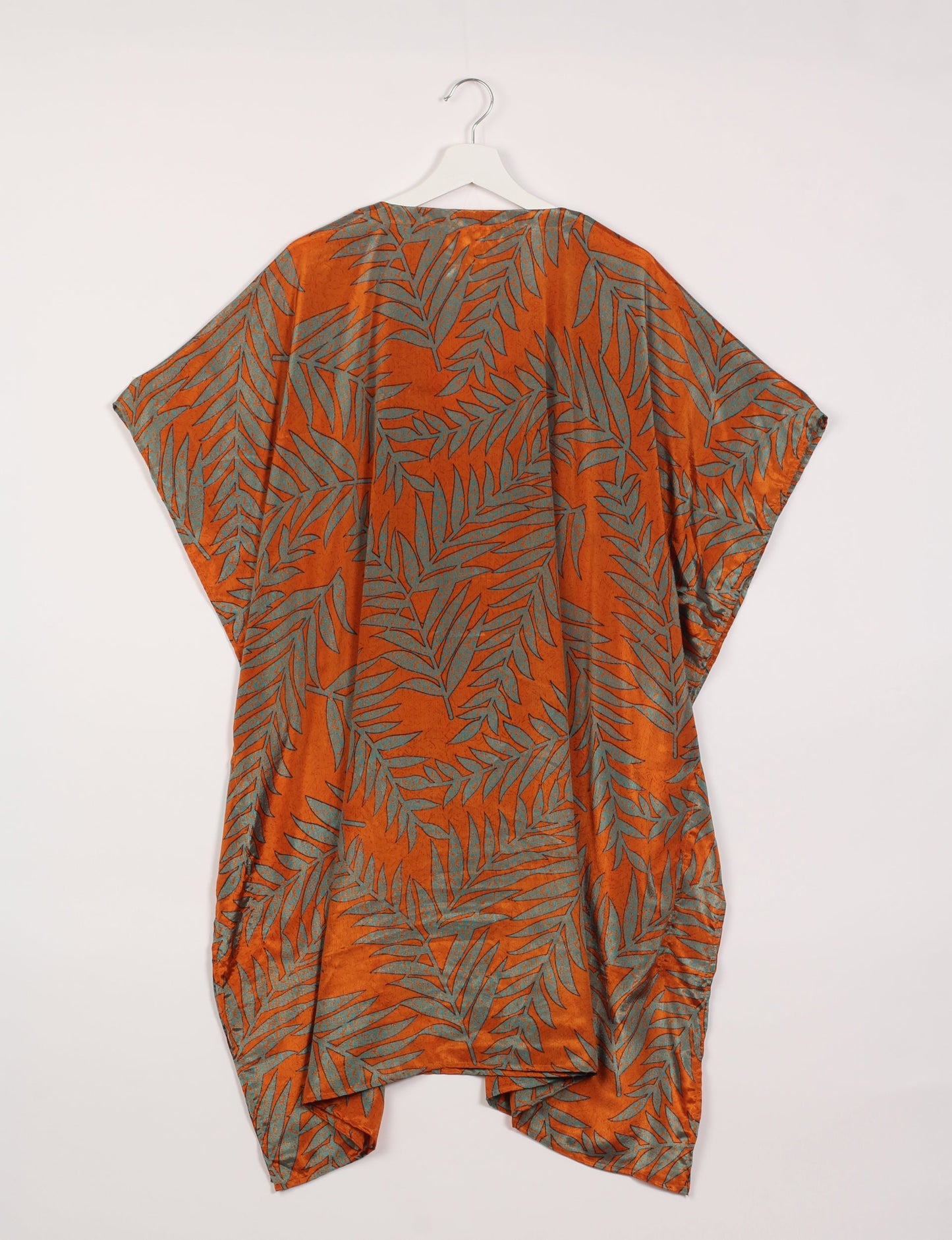 Flowing and festive KAFTAN, an essential for your getaway wardrobe. Versatile for at-home lounging or poolside cocktails. Accessorize with our silk pouches or tote bag for a socially-conscious and stylish look, perfect even for dinner outings. Crafted from sustainable materials, this eco-friendly kaftan adds a touch of conscious fashion to your style.