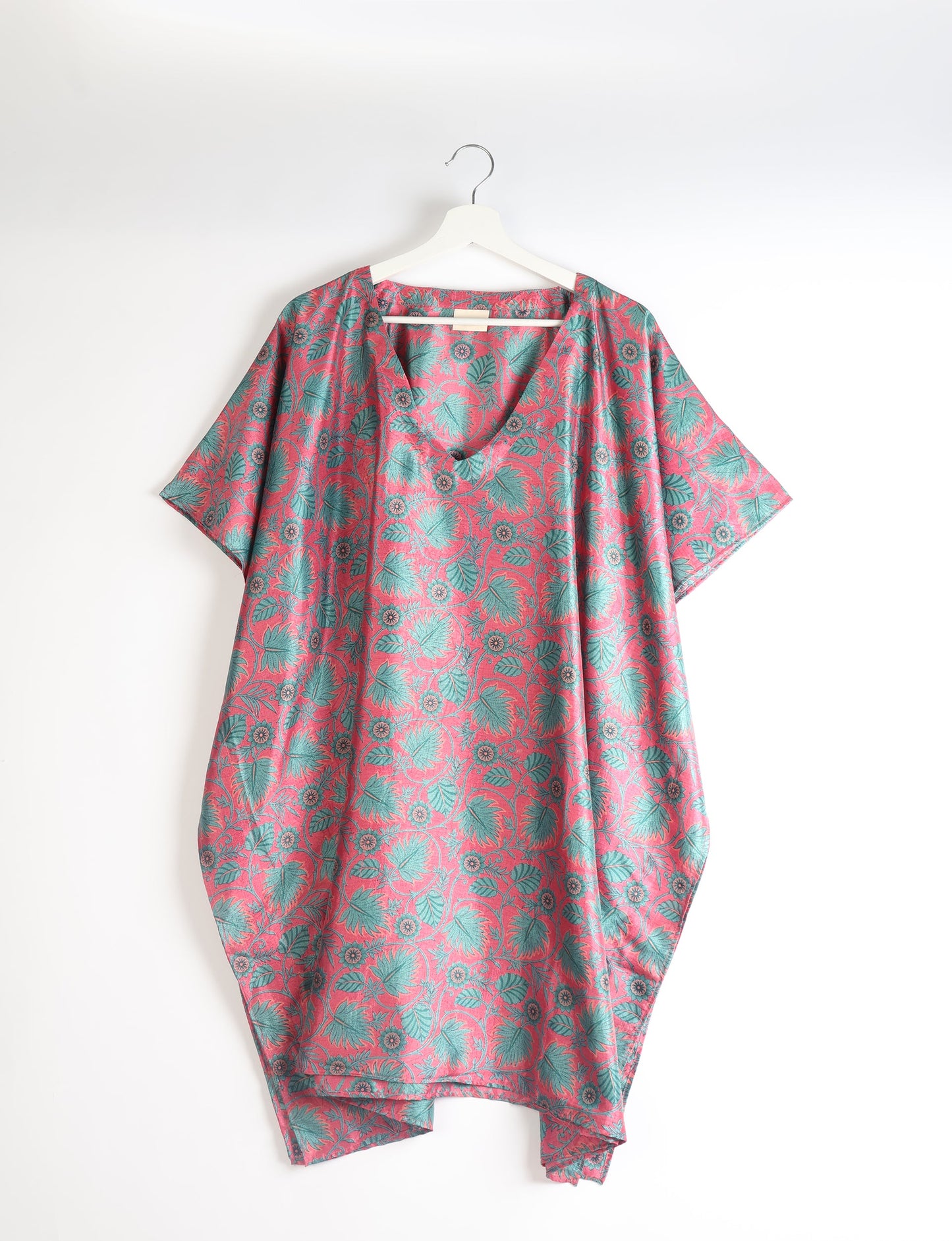 Flowing and festive KAFTAN, an essential for your getaway wardrobe. Versatile for at-home lounging or poolside cocktails. Accessorize with our silk pouches or tote bag for a socially-conscious and stylish look, perfect even for dinner outings. Crafted from sustainable materials, this eco-friendly kaftan adds a touch of conscious fashion to your style.