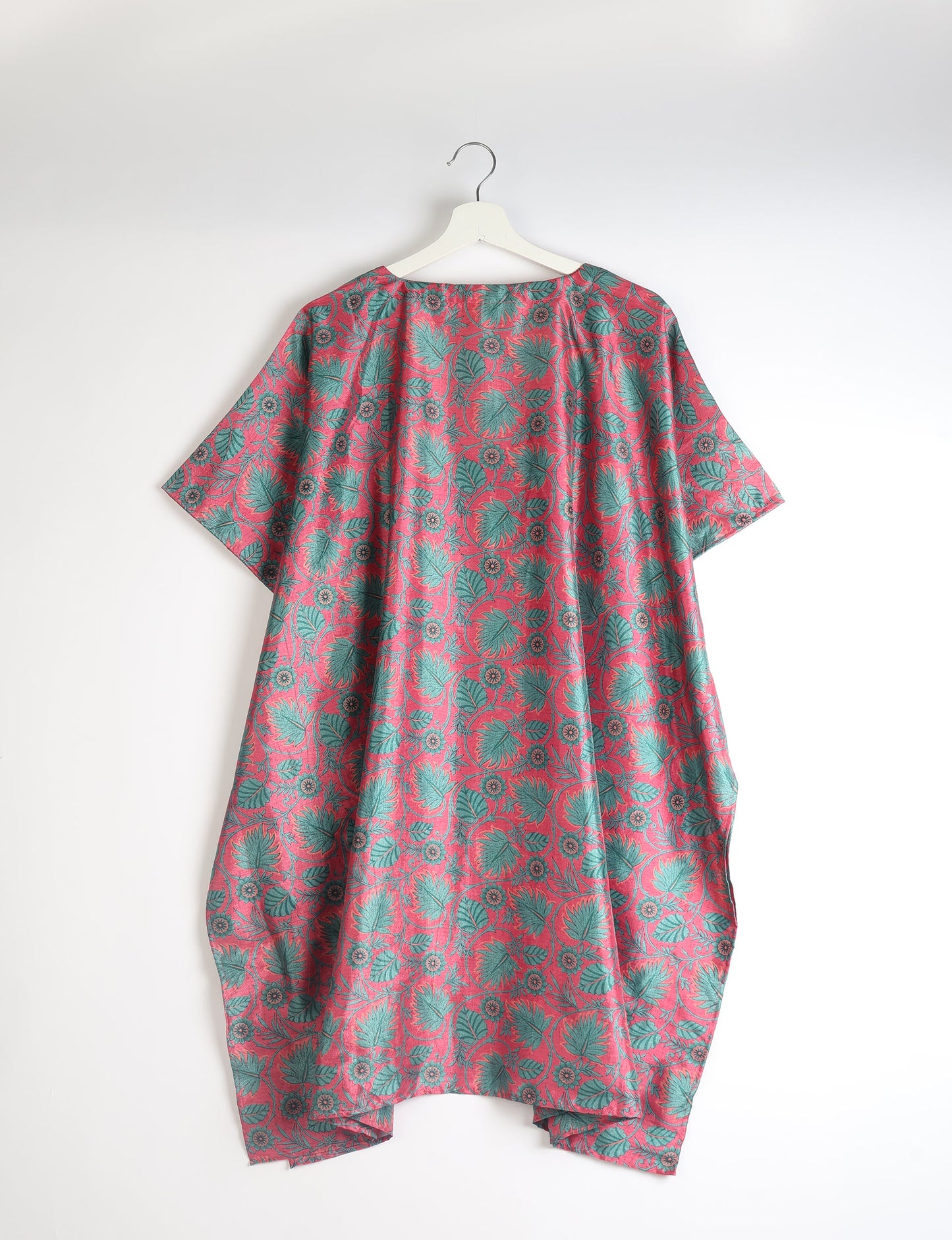 Flowing and festive KAFTAN, an essential for your getaway wardrobe. Versatile for at-home lounging or poolside cocktails. Accessorize with our silk pouches or tote bag for a socially-conscious and stylish look, perfect even for dinner outings. Crafted from sustainable materials, this eco-friendly kaftan adds a touch of conscious fashion to your style.