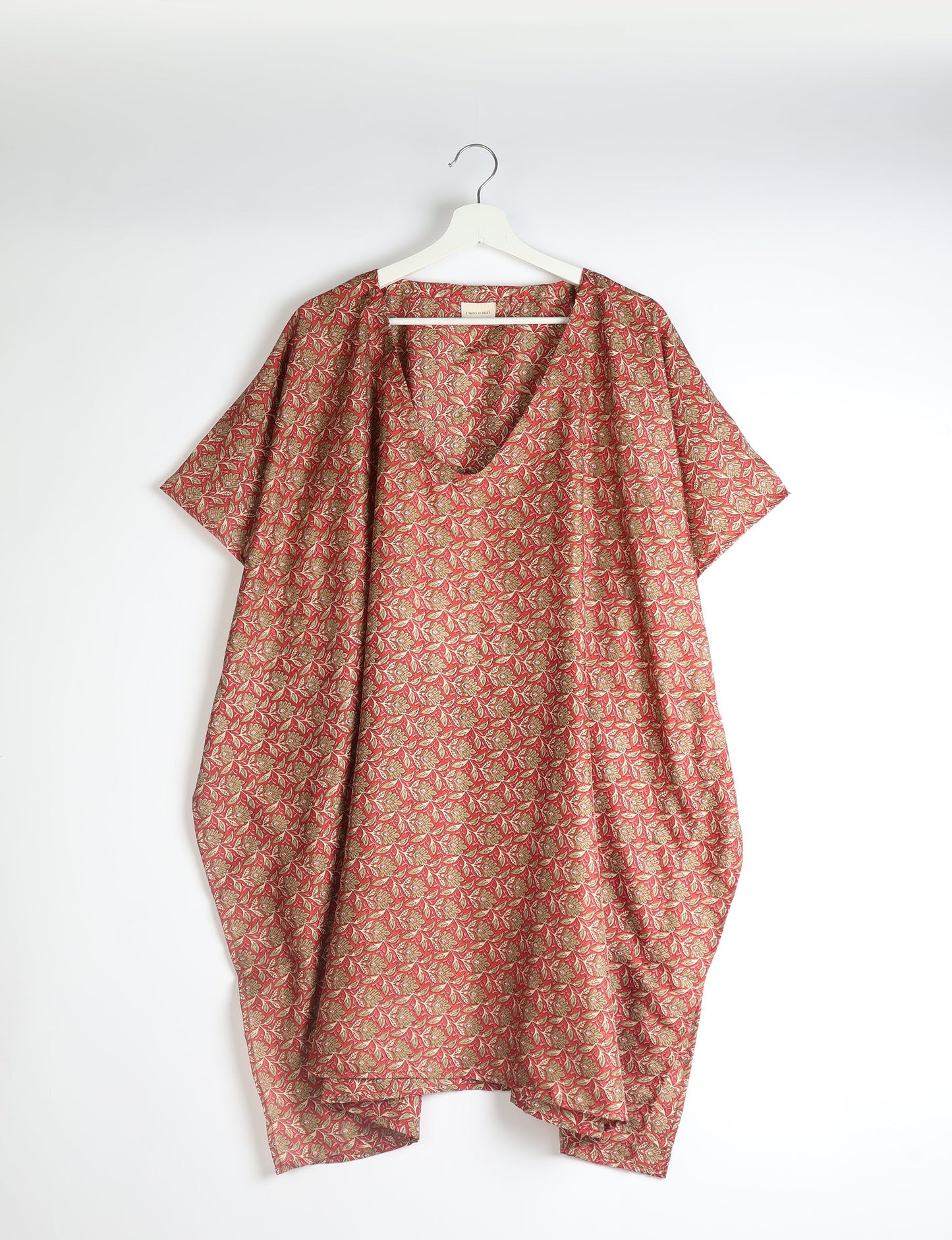 Flowing and festive KAFTAN, an essential for your getaway wardrobe. Versatile for at-home lounging or poolside cocktails. Accessorize with our silk pouches or tote bag for a socially-conscious and stylish look, perfect even for dinner outings. Crafted from sustainable materials, this eco-friendly kaftan adds a touch of conscious fashion to your style.