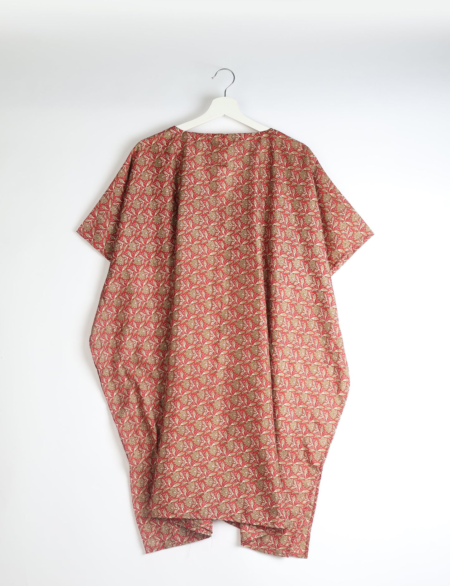 Flowing and festive KAFTAN, an essential for your getaway wardrobe. Versatile for at-home lounging or poolside cocktails. Accessorize with our silk pouches or tote bag for a socially-conscious and stylish look, perfect even for dinner outings. Crafted from sustainable materials, this eco-friendly kaftan adds a touch of conscious fashion to your style.