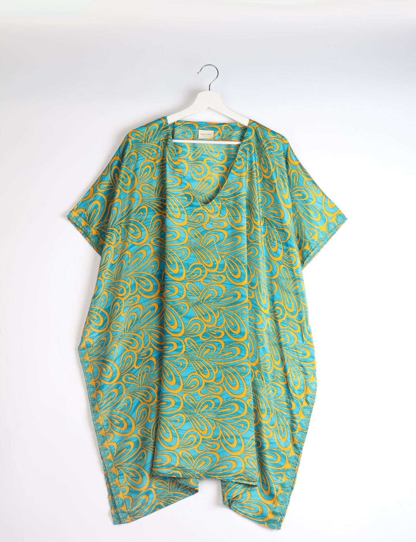 Flowing and festive KAFTAN, an essential for your getaway wardrobe. Versatile for at-home lounging or poolside cocktails. Accessorize with our silk pouches or tote bag for a socially-conscious and stylish look, perfect even for dinner outings. Crafted from sustainable materials, this eco-friendly kaftan adds a touch of conscious fashion to your style.