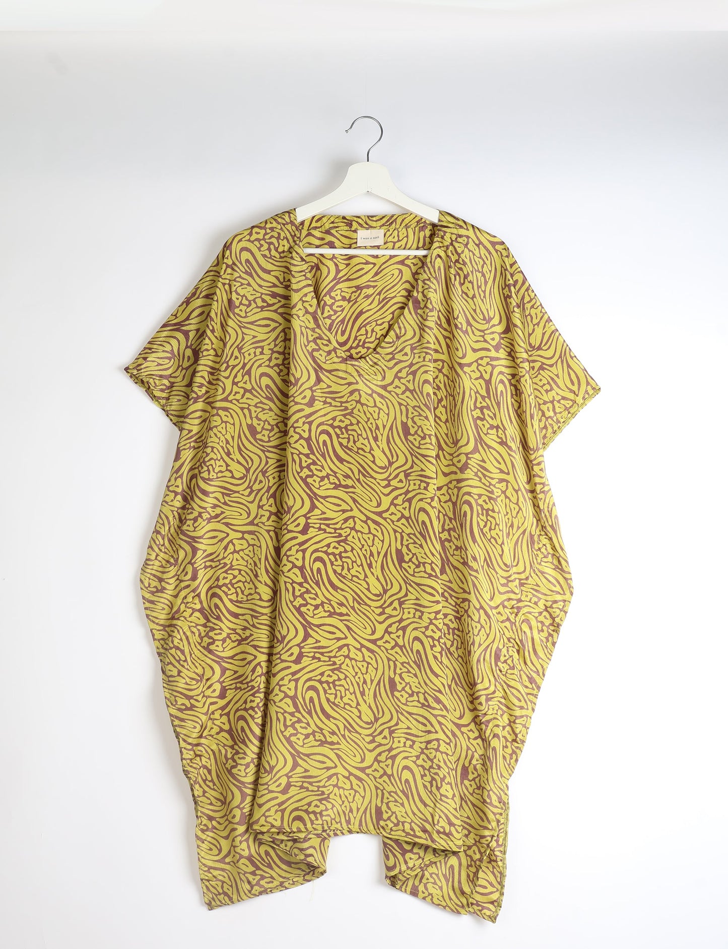 Flowing and festive KAFTAN, an essential for your getaway wardrobe. Versatile for at-home lounging or poolside cocktails. Accessorize with our silk pouches or tote bag for a socially-conscious and stylish look, perfect even for dinner outings. Crafted from sustainable materials, this eco-friendly kaftan adds a touch of conscious fashion to your style.