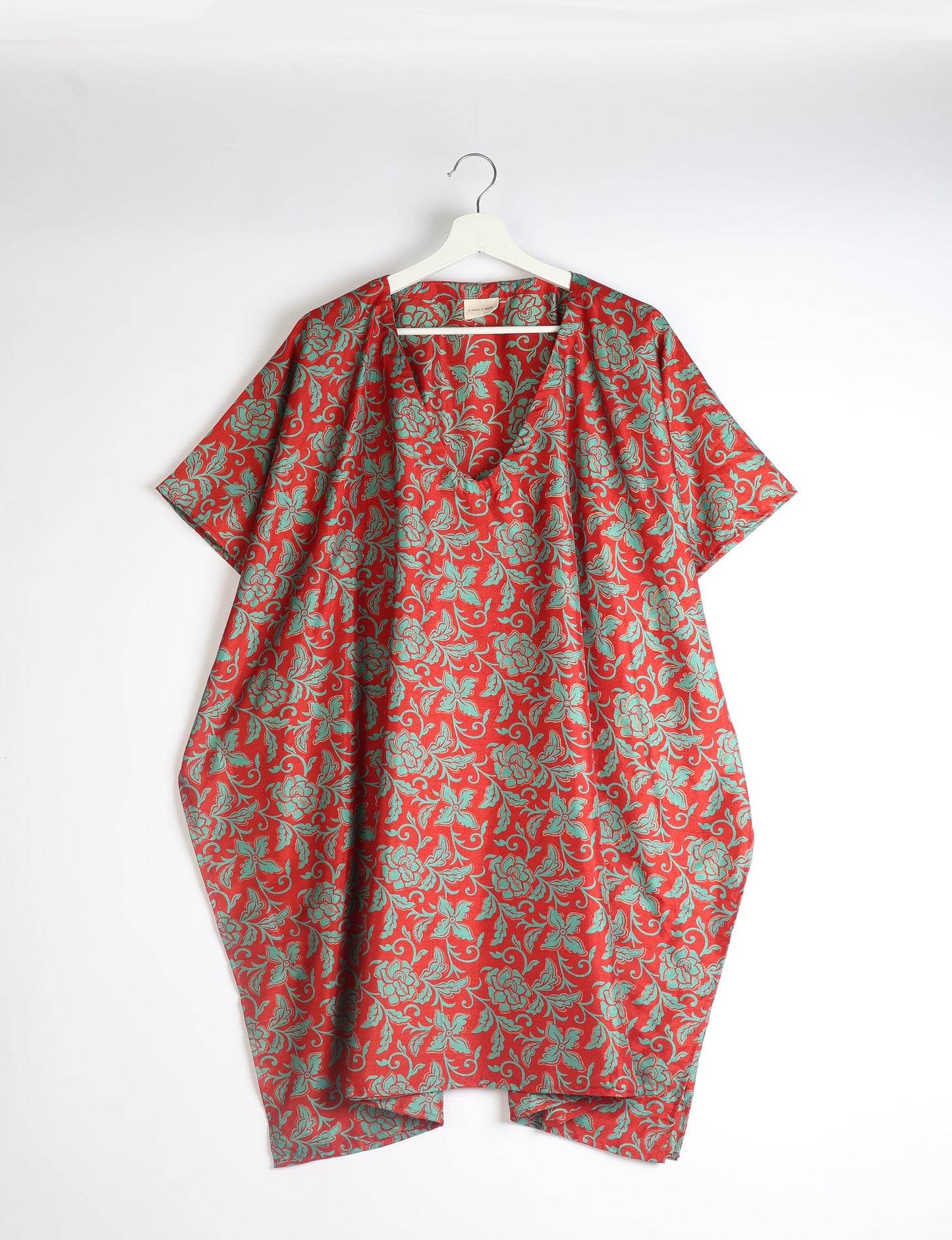 Flowing and festive KAFTAN, an essential for your getaway wardrobe. Versatile for at-home lounging or poolside cocktails. Accessorize with our silk pouches or tote bag for a socially-conscious and stylish look, perfect even for dinner outings. Crafted from sustainable materials, this eco-friendly kaftan adds a touch of conscious fashion to your style.