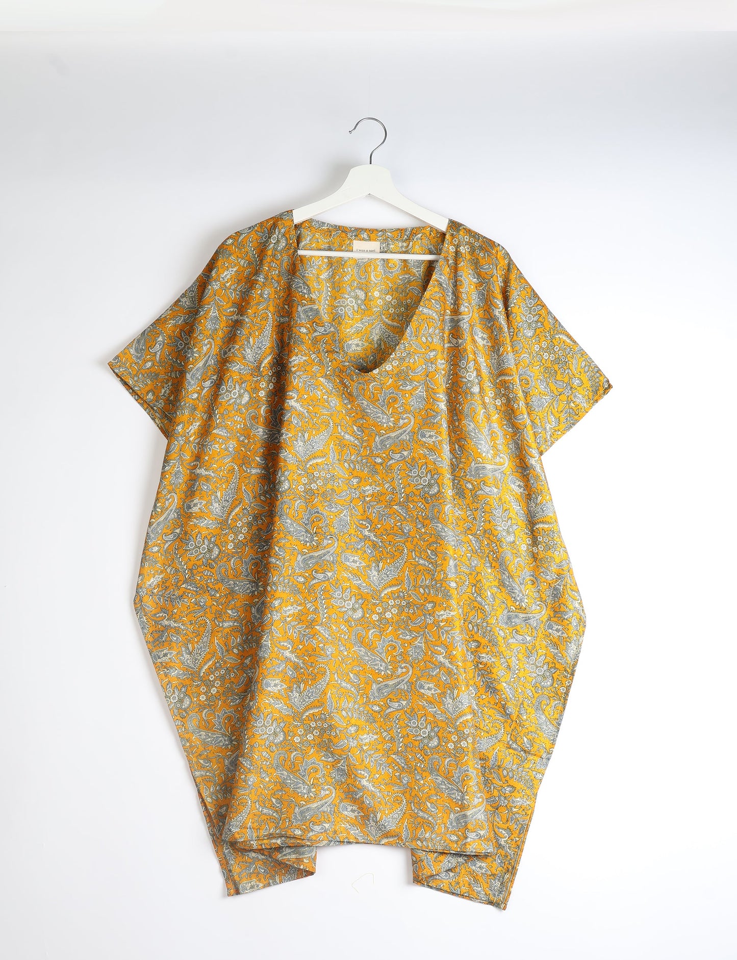 Flowing and festive KAFTAN, an essential for your getaway wardrobe. Versatile for at-home lounging or poolside cocktails. Accessorize with our silk pouches or tote bag for a socially-conscious and stylish look, perfect even for dinner outings. Crafted from sustainable materials, this eco-friendly kaftan adds a touch of conscious fashion to your style.