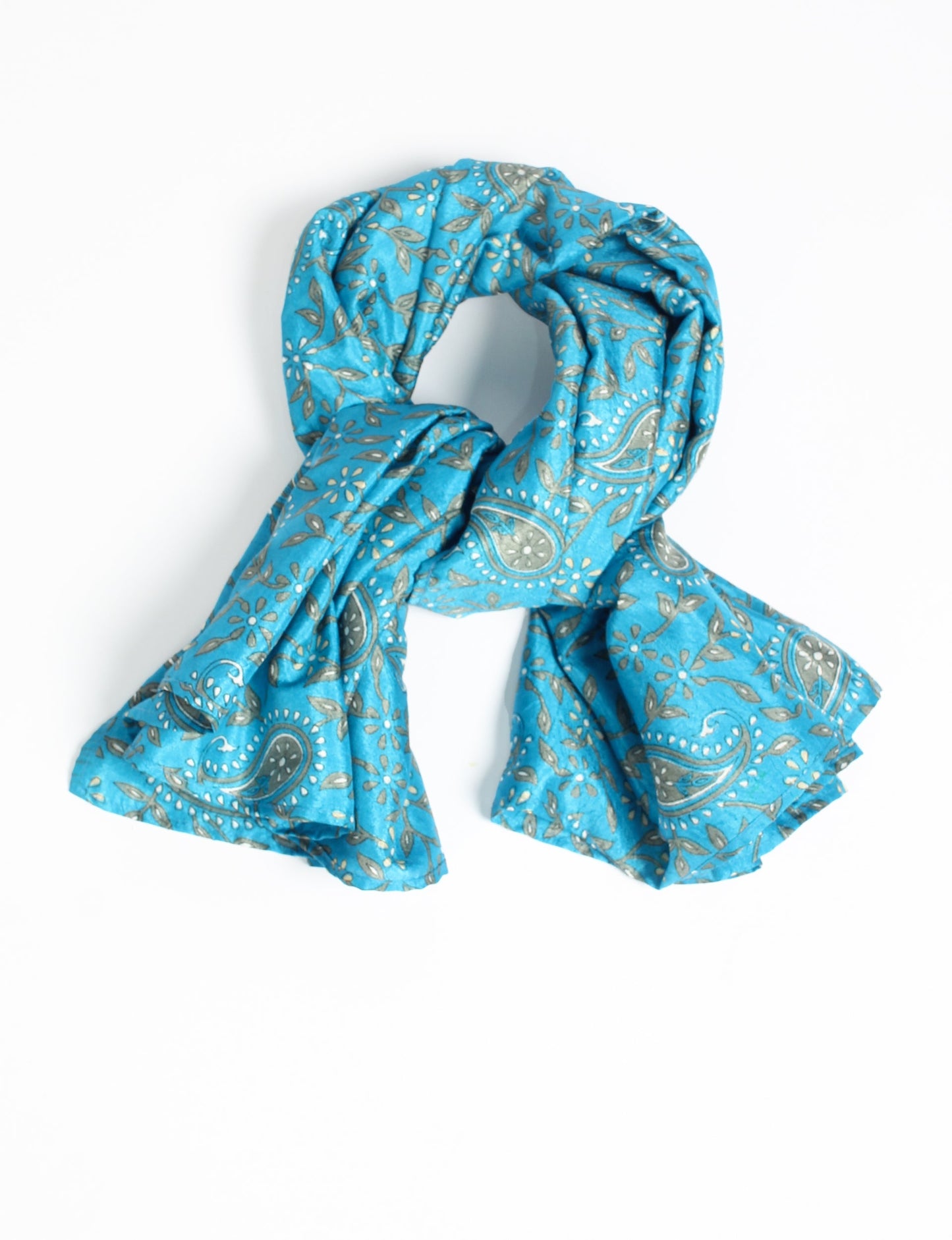 Chic and eco-friendly FOULARD square scarves, perfect for dressing up any outfit. Versatile styling around the head or neck for sunny days outdoors and evenings indoors, in warm and cooler climes. Ethical, eco-friendly, and stylish accessories to elevate your sustainable fashion game.