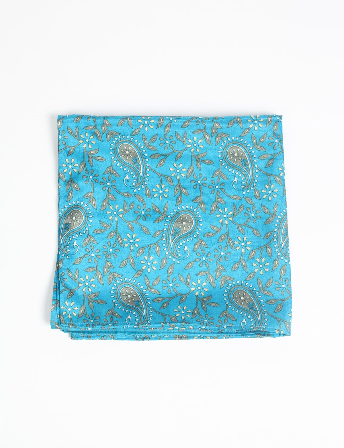 Chic and eco-friendly FOULARD square scarves, perfect for dressing up any outfit. Versatile styling around the head or neck for sunny days outdoors and evenings indoors, in warm and cooler climes. Ethical, eco-friendly, and stylish accessories to elevate your sustainable fashion game.