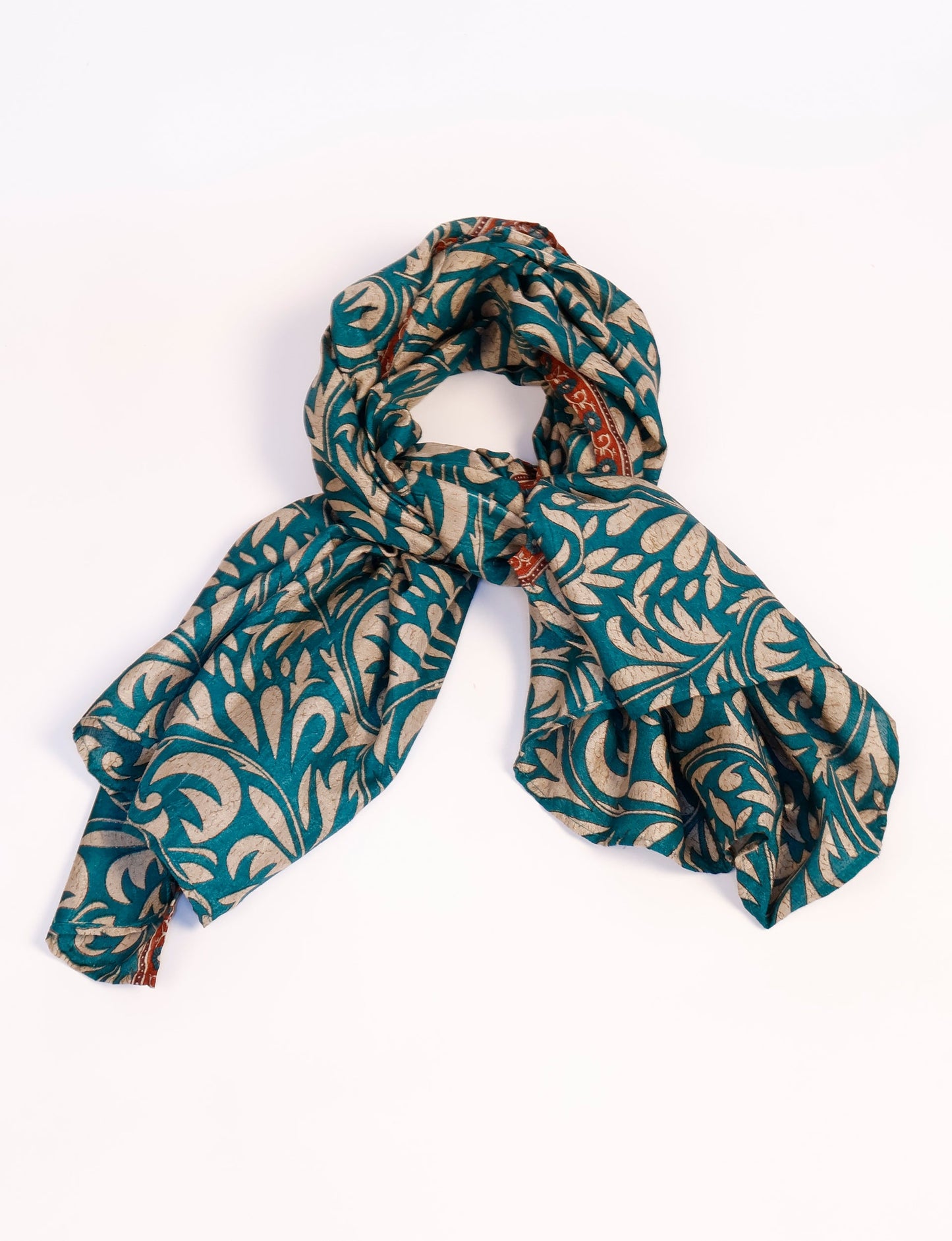 Chic and eco-friendly FOULARD square scarves, perfect for dressing up any outfit. Versatile styling around the head or neck for sunny days outdoors and evenings indoors, in warm and cooler climes. Ethical, eco-friendly, and stylish accessories to elevate your sustainable fashion game.